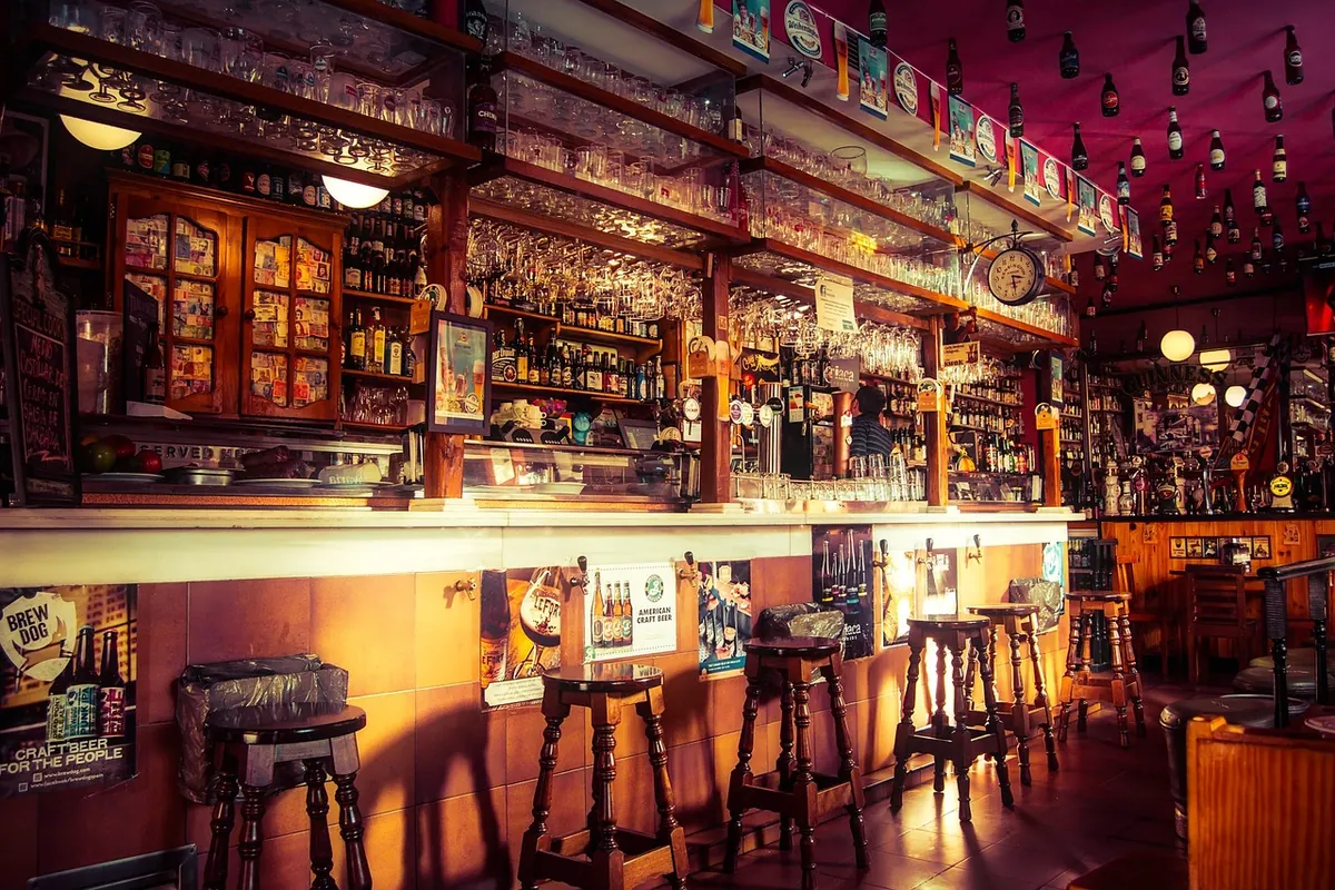 Pub Etiquette in the UK vs. US: What First-Time Visitors Should Know
